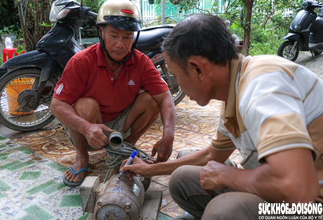 Thầy, trò chung tay giúp người dân 'hồi sinh' thiết bị điện sau lũ- Ảnh 6.