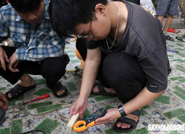 Thầy, trò chung tay giúp người dân 'hồi sinh' thiết bị điện sau lũ- Ảnh 4.