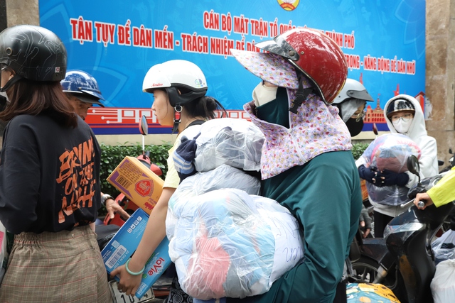 Người dân TPHCM xếp hàng ‘tiếp sức' cho đồng bào vùng lũ- Ảnh 9.