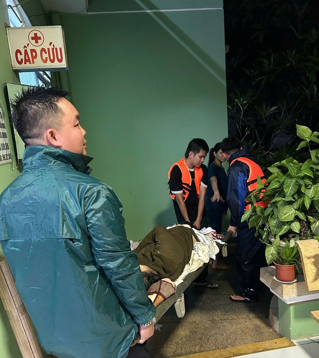 Y bác sĩ túc trực điều trị tốt nhất cho người dân bị ảnh hưởng mưa lũ- Ảnh 3.