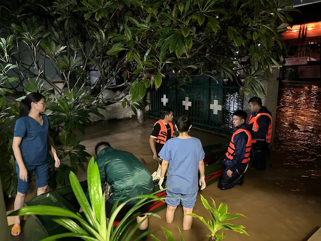 Y bác sĩ túc trực điều trị tốt nhất cho người dân bị ảnh hưởng mưa lũ- Ảnh 2.