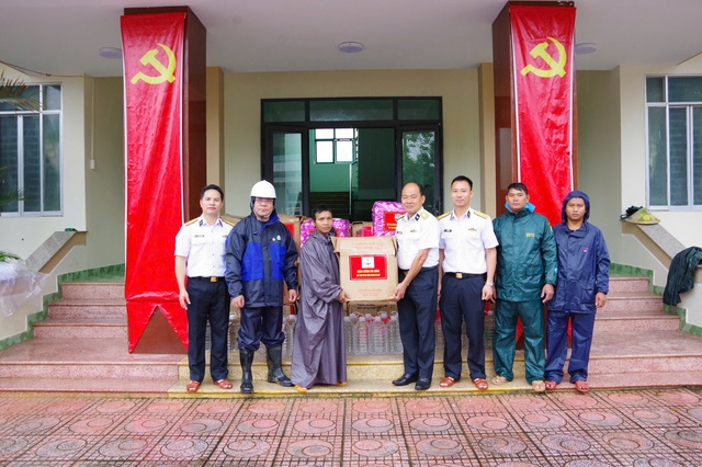 Bộ đội hải quân trao hàng ngàn suất quà cho người dân vùng lũ- Ảnh 3.