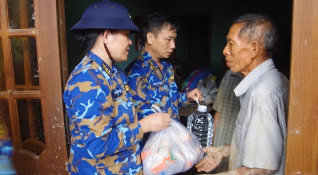 Bộ đội hải quân trao hàng ngàn suất quà cho người dân vùng lũ- Ảnh 5.