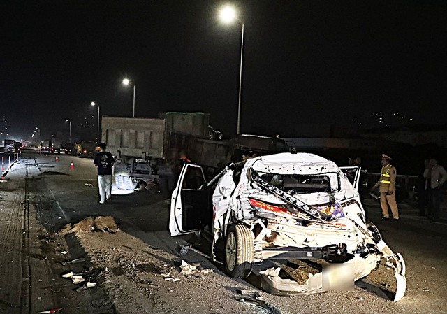 Tai nạn liên hoàn trên Vành đai 3 Hà Nội: 1 xe biến dạng, 2 người bị thương- Ảnh 2.