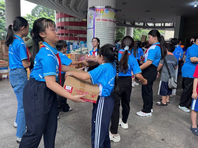 TPHCM chuyển 50 tỷ đồng cùng 211 tấn hàng hỗ trợ Khánh Hoà khắc phục bão lũ- Ảnh 5.