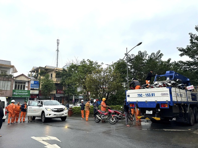 Huế cử đội xung kích vào tâm lũ hỗ trợ khắc phục lưới điện- Ảnh 1. Huế cử đội xung kích vào tâm lũ hỗ trợ khắc phục lưới điện- Ảnh 1.