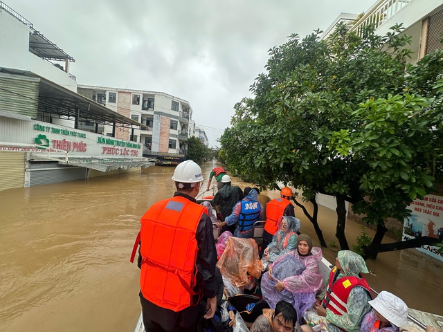 Khánh Hòa đảm bảo cung ứng hàng hóa, khắc phục nhanh hậu quả mưa lũ- Ảnh 1.