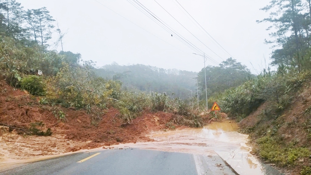 Sạt lở nghiêm trọng trên Quốc lộ 24, giao thông qua Măng Đen tê liệt- Ảnh 1.