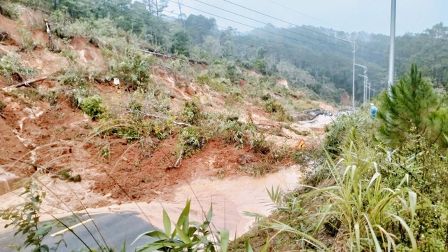 Sạt lở nghiêm trọng trên Quốc lộ 24, giao thông qua Măng Đen tê liệt- Ảnh 2.