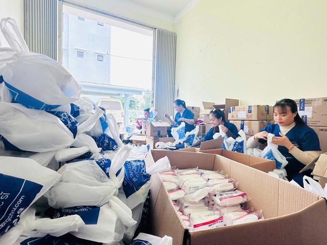 Long Châu hướng về miền Trung, khẩn cấp hỗ trợ thêm 3 tấn thuốc cho người dân- Ảnh 6. Long Châu hướng về miền Trung, khẩn cấp hỗ trợ thêm 3 tấn thuốc cho người dân- Ảnh 6.