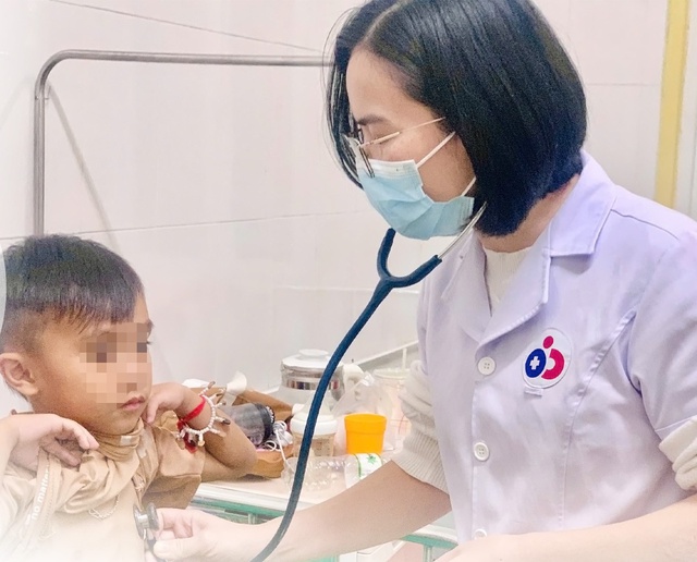 Bé trai người Lào hồi phục kỳ diệu sau một tuần điều trị hội chứng thận hư tại Nghệ An- Ảnh 1.