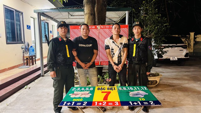 Chơi trò phi tiêu ăn tiền tại hội chợ, 2 nam thanh niên bị bắt vì hành vi đánh bạc- Ảnh 1.