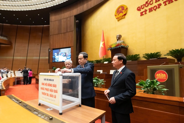 Quốc hội tưởng niệm người tử vong do thiên tai, lũ lụt và quyên góp ủng hộ khắc phục hậu quả thiên tai- Ảnh 4.