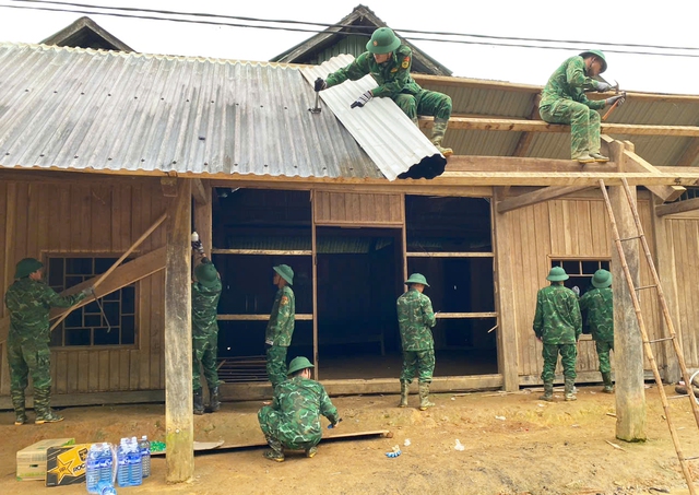 Biên phòng hóa 'thần đèn', di dời hàng chục ngôi nhà ra khỏi vùng sạt lở- Ảnh 1.