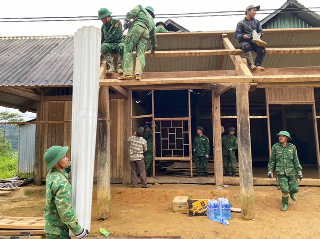 Biên phòng hóa 'thần đèn', di dời hàng chục ngôi nhà ra khỏi vùng sạt lở- Ảnh 10.