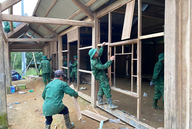 Biên phòng hóa 'thần đèn', di dời hàng chục ngôi nhà ra khỏi vùng sạt lở- Ảnh 2.
