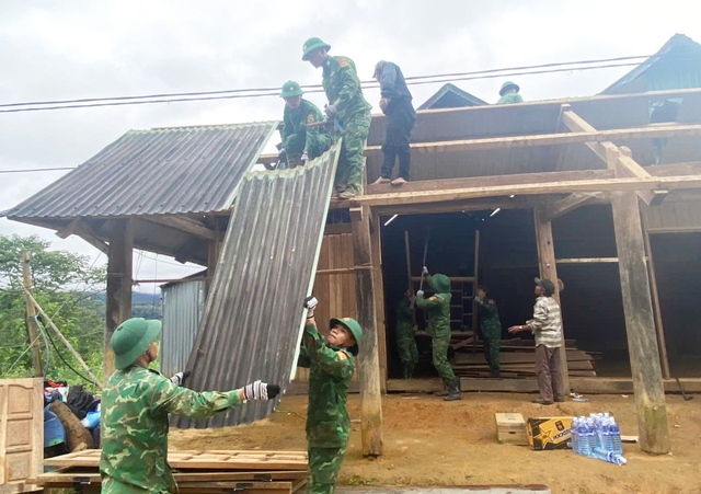 Biên phòng hóa 'thần đèn', di dời hàng chục ngôi nhà ra khỏi vùng sạt lở- Ảnh 6.
