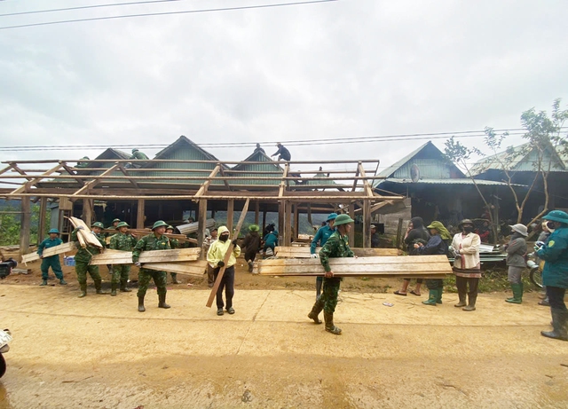 Biên phòng hóa 'thần đèn', di dời hàng chục ngôi nhà ra khỏi vùng sạt lở- Ảnh 8.