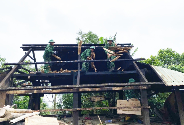 Biên phòng hóa 'thần đèn', di dời hàng chục ngôi nhà ra khỏi vùng sạt lở- Ảnh 9.