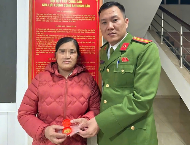 Phát hiện nhiều trang sức bằng vàng trong lúc phân loại áo quần hỗ trợ người dân vùng lũ- Ảnh 3.