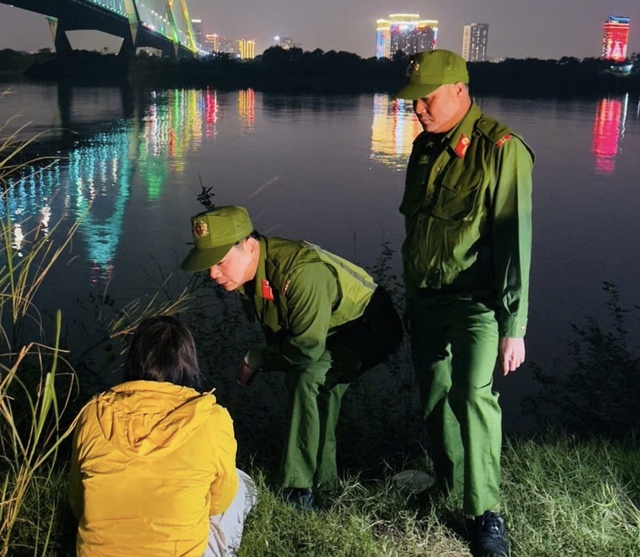 Hà Nội: Giải cứu một phụ nữ có ý định tự tử ở cầu Nhật Tân- Ảnh 1.