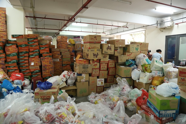 TPHCM đã chuyển 1.276 tấn nhu yếu phẩm tới bà con vùng lũ- Ảnh 1.