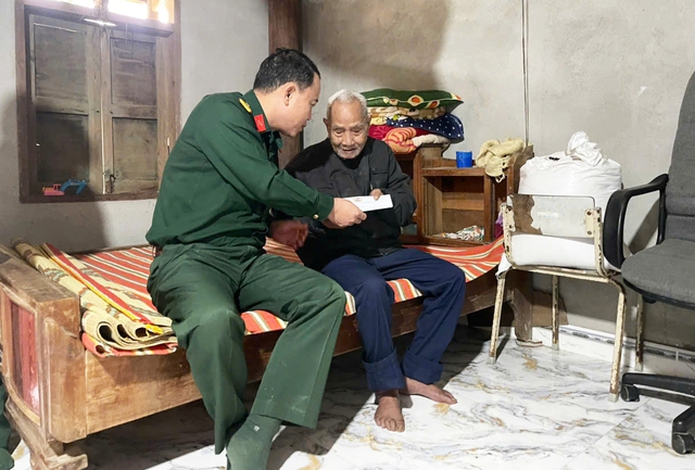 Hai vợ chồng bồng con chạy lũ, khi trở về ngôi nhà chỉ còn đống đổ nát- Ảnh 3.