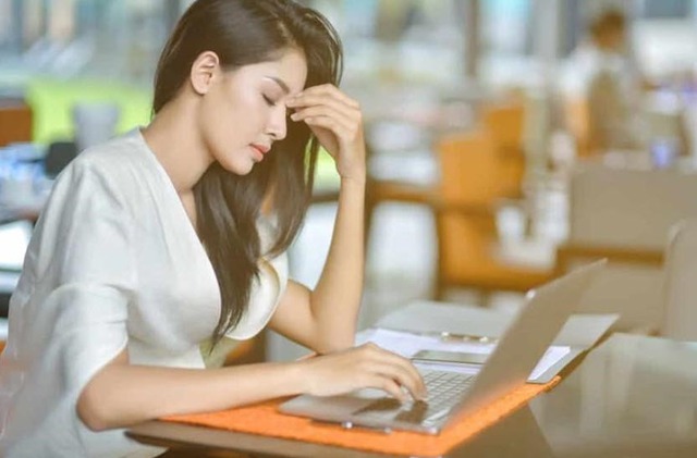 Mãn kinh và “gánh nặng vô hình” lên thu nhập phụ nữ- Ảnh 2.