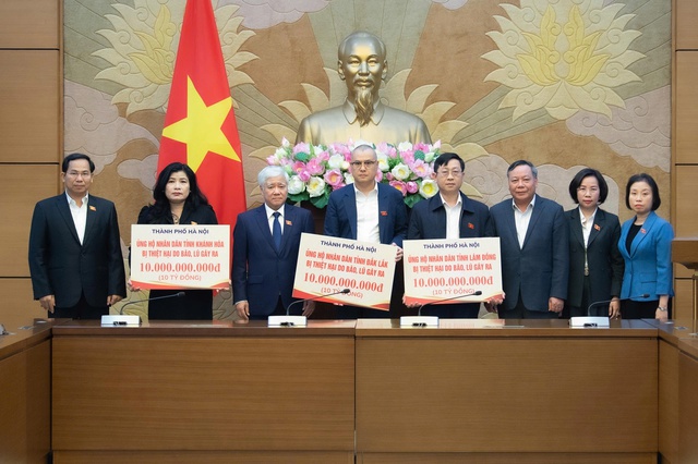 Hà Nội trao kinh phí hỗ trợ cho Đắk Lắk, Lâm Đồng, Khánh Hoà khắc phục hậu quả mưa lũ- Ảnh 1.