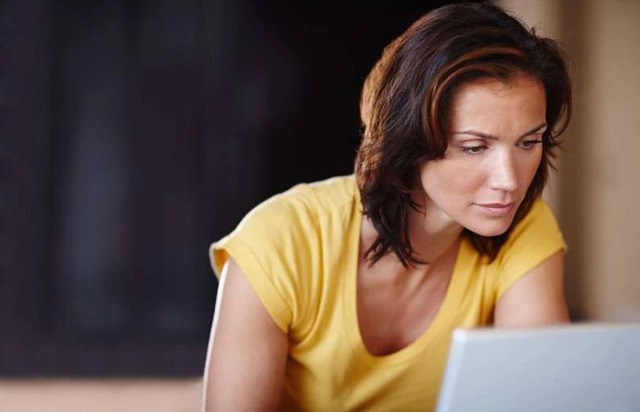 Mãn kinh và “gánh nặng vô hình” lên thu nhập phụ nữ- Ảnh 1.