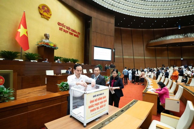 Quốc hội tưởng niệm người tử vong do thiên tai, lũ lụt và quyên góp ủng hộ khắc phục hậu quả thiên tai- Ảnh 6.