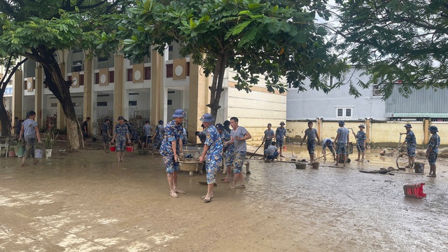 Bộ đội Hải quân dọn bùn đất, hỗ trợ người dân tái thiết đời sống- Ảnh 1.