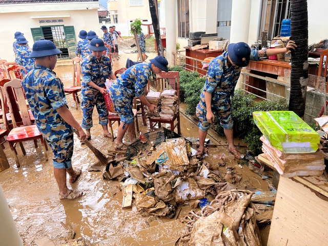 Bộ đội Hải quân dọn bùn đất, hỗ trợ người dân tái thiết đời sống- Ảnh 2.
