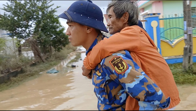 Bộ đội Hải quân dọn bùn đất, hỗ trợ người dân tái thiết đời sống- Ảnh 3.