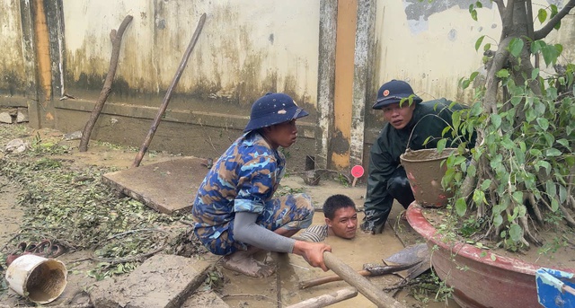 Bộ đội Hải quân dọn bùn đất, hỗ trợ người dân tái thiết đời sống- Ảnh 4.