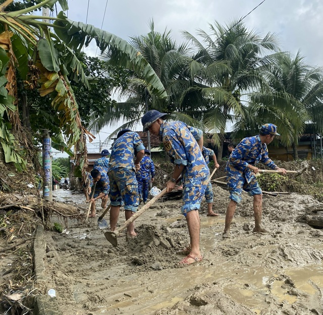 Bộ đội Hải quân dọn bùn đất, hỗ trợ người dân tái thiết đời sống- Ảnh 5.