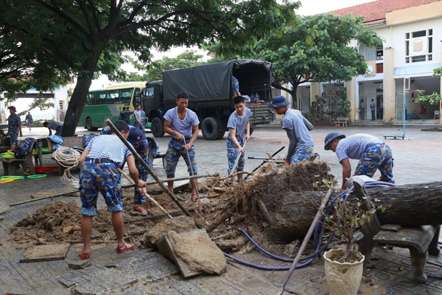 Bộ đội Hải quân dọn bùn đất, hỗ trợ người dân tái thiết đời sống- Ảnh 6.