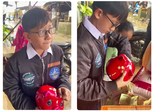 Xúc động hình ảnh cậu bé bẽn lẽn ôm heo đất đến ủng hộ bà con vùng lũ- Ảnh 1.