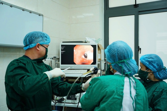 Hai bệnh nhân thoát nguy kịch nhờ gắp dị vật đường thở kịp thời- Ảnh 1.
