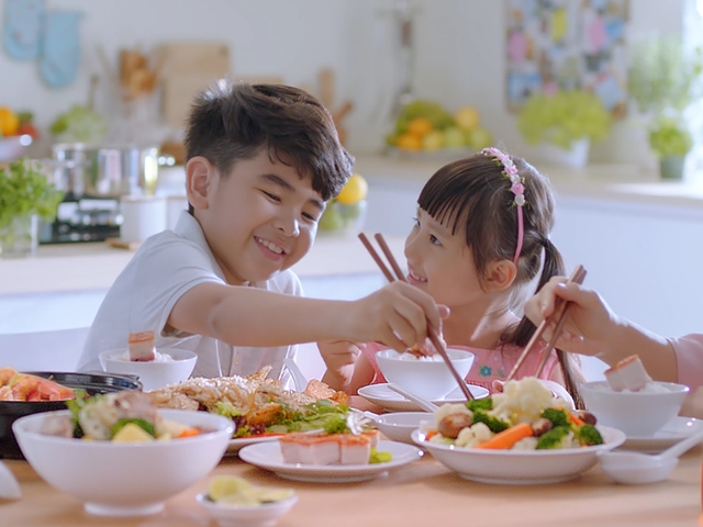 Xây dựng thói quen ăn uống lành mạnh cho trẻ - Khởi đầu từ bữa ăn gia đình- Ảnh 2.