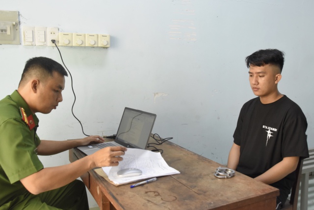 Nam công nhân cướp tiệm vàng, lấy tiền chuộc xe máy cho vợ- Ảnh 1. Nam công nhân cướp tiệm vàng, lấy tiền chuộc xe máy cho vợ- Ảnh 1.