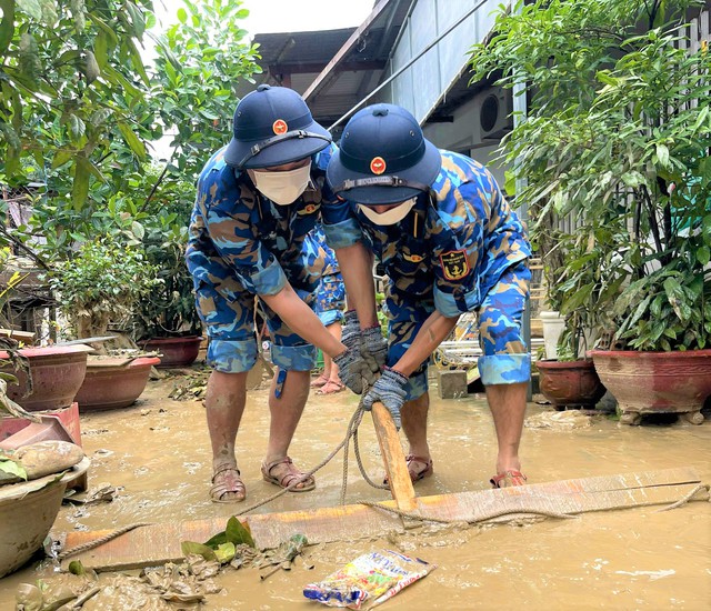 Học viên Hải quân dọn bùn đất giúp người dân vùng lũ - Ảnh 3.