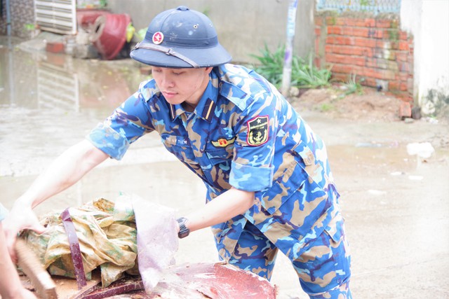 Học viên Hải quân dọn bùn đất giúp người dân vùng lũ - Ảnh 4.