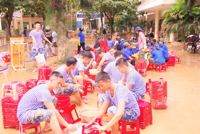 Học viên Hải quân dọn bùn đất giúp người dân vùng lũ - Ảnh 6.