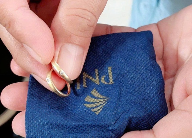 Xếp quần áo chuyển đi cứu trợ, người phụ nữ giật mình vì túi vàng rơi xuống- Ảnh 1. Xếp quần áo chuyển đi cứu trợ, người phụ nữ giật mình vì túi vàng rơi xuống- Ảnh 1.