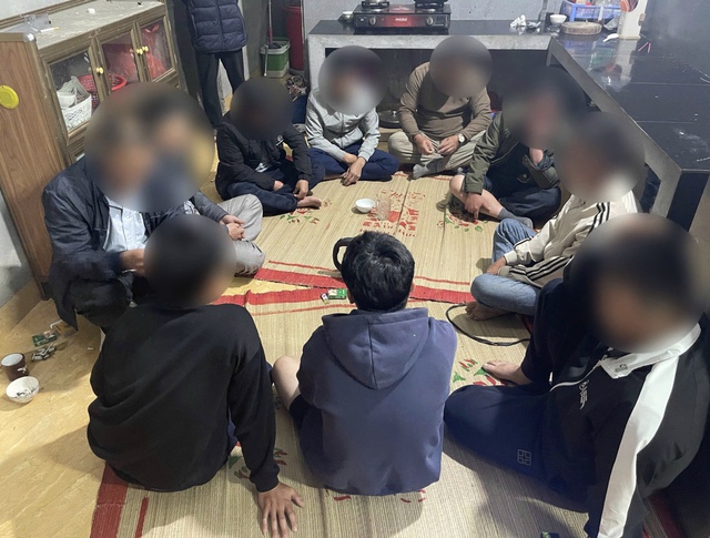 Bắt nhóm người đánh bạc theo kiểu 'cờ bạc làng'- Ảnh 1.