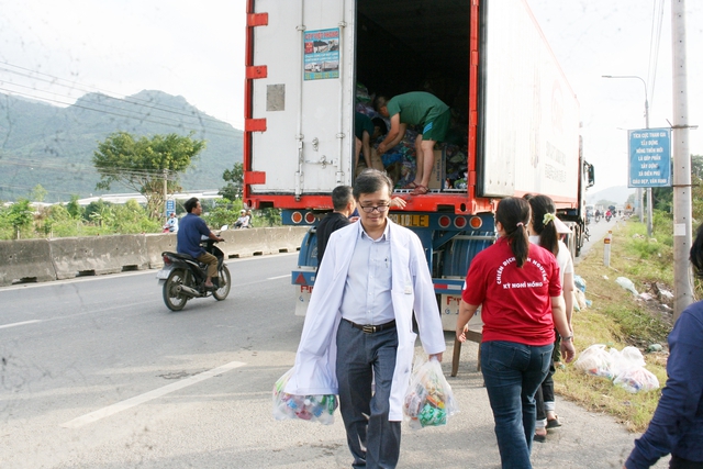Chuyến xe Sức khỏe - Thương về miền Trung: Ấm tình sẻ chia tại xã Diên Điền- Ảnh 6.