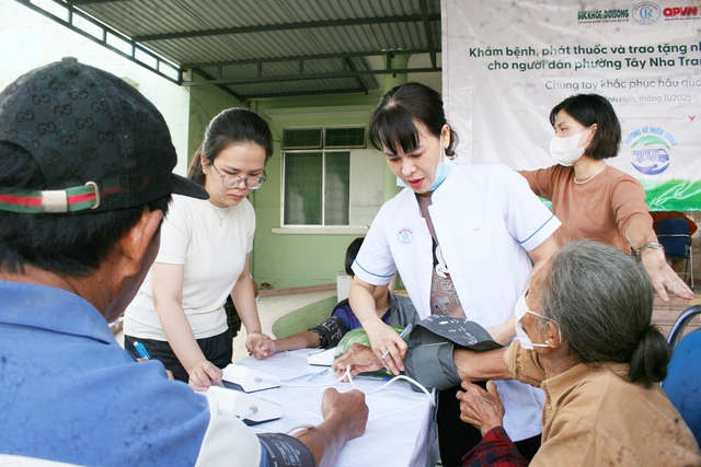 Chuyến xe Sức khỏe - Thương về miền Trung: Ấm tình sẻ chia tại xã Diên Điền- Ảnh 9.