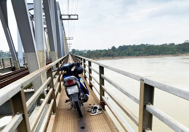 Hé lộ nguyên nhân người đàn ông ôm 2 cháu nhỏ nhảy xuống sông Trà Khúc- Ảnh 1.