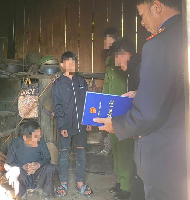 Hai thiếu niên lẻn vào nhà cụ ông neo đơn, khống chế cướp 2,7 triệu đồng- Ảnh 1. Hai thiếu niên lẻn vào nhà cụ ông neo đơn, khống chế cướp 2,7 triệu đồng- Ảnh 1.